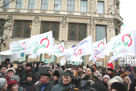 ЯБЛОКО проводит митинг на Невском